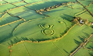 Ráith na Rí, the largest monument on Tara, built around 100BC with a circumference of 1000m Ráith na Rí, the largest monument on Tara, built around 100BC with a circumference of 1000m