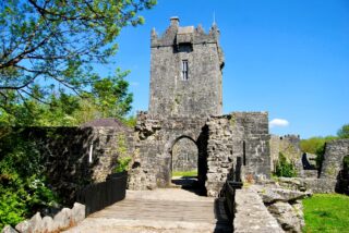 the arched gate into the grounds of the castle