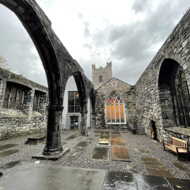 Eaglais agus Ionad  Cuairteoirí San Audeon
