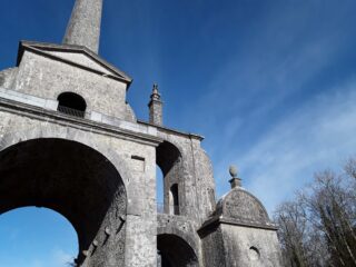 close-up of the arched design and pineapple features on the conolly folly