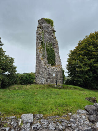 The remaining ruins of the round tower, which is quite small now and has crumbled a lot on one side.