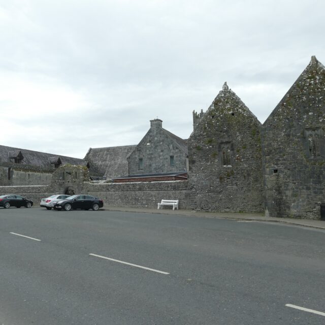 Mainistir Chistéirseach Bhaile na gCailleach – Foirgneamh Otharlainne