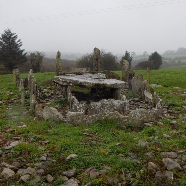 Tuama Dingeach an Oileáin