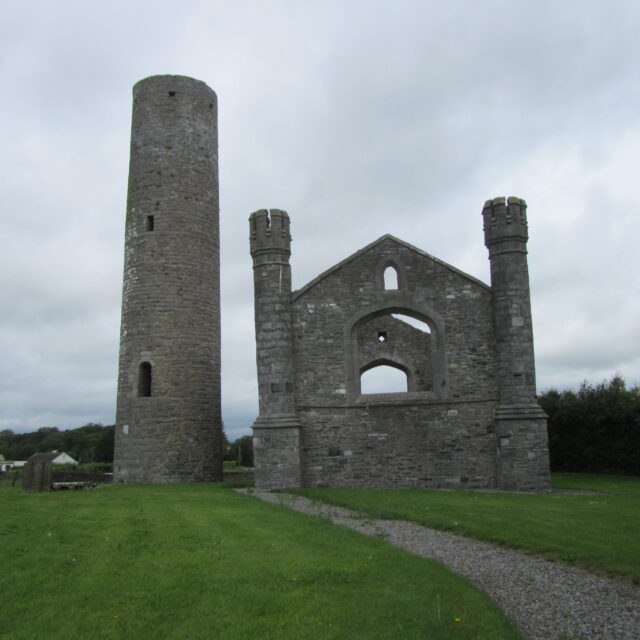 Cloigtheach agus Séipéal Thigh Tua