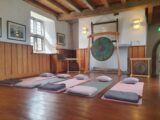 Room with a gong Yoga mats , blankets and pillows