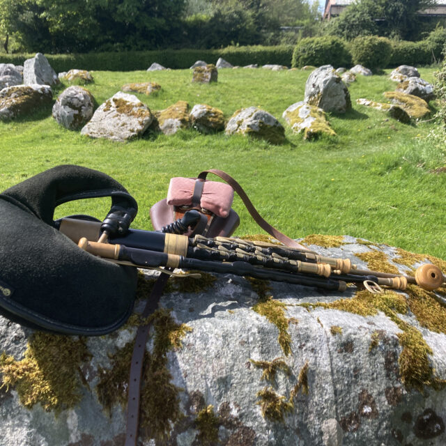 Aithris Píb Uilleann ag Reilig Mheigiliteach na Ceathrún Móire